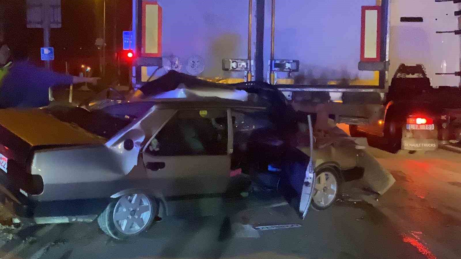 Tokat’ta Tofaş otomobil tıra ok gibi saplandı: Araçta sıkışan sürücüyü itfaiye kurtardıundefined