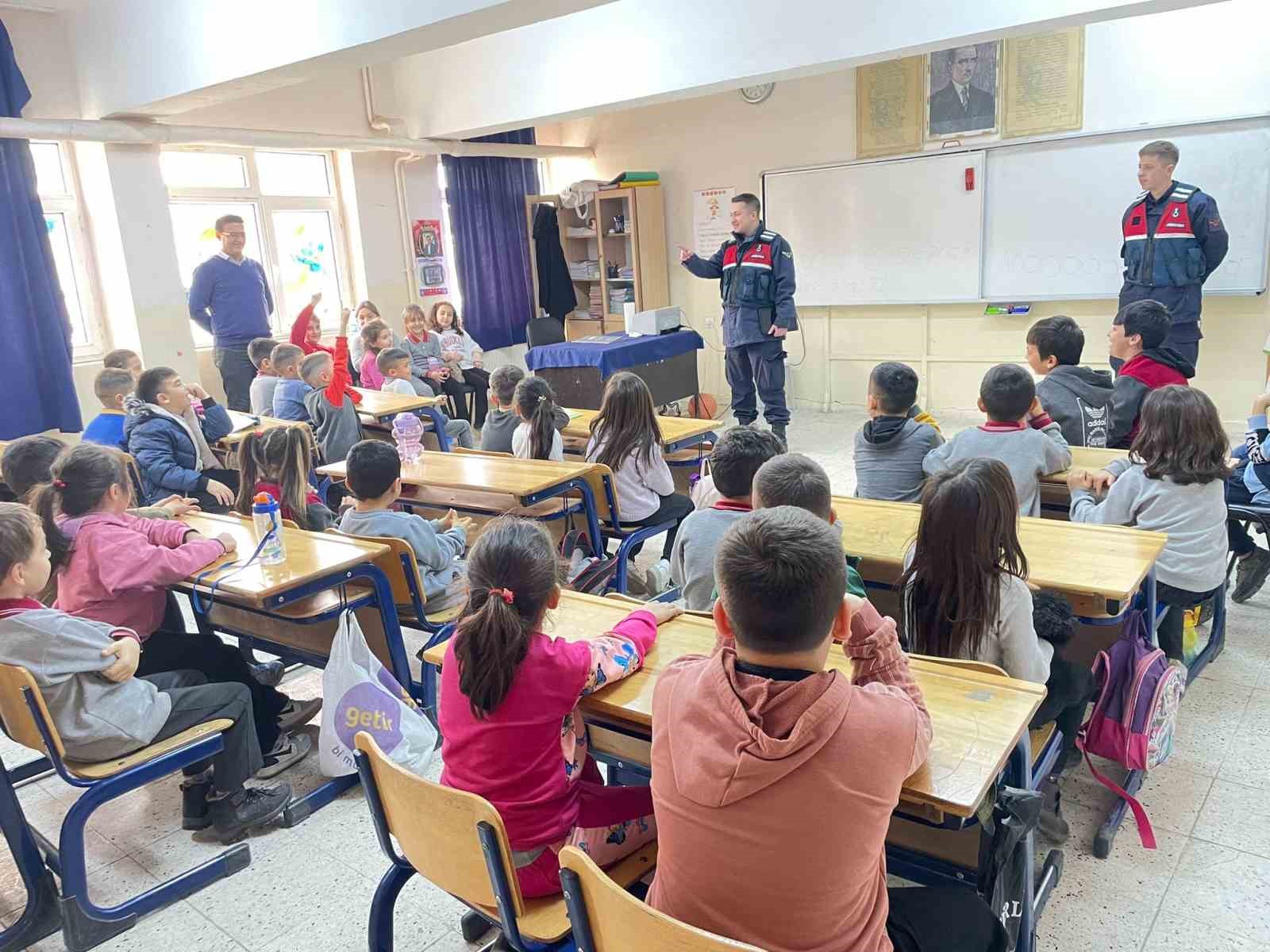 Jandarma ekipleri çocuklara yaptıkları işi çizgi filimle anlattı.
