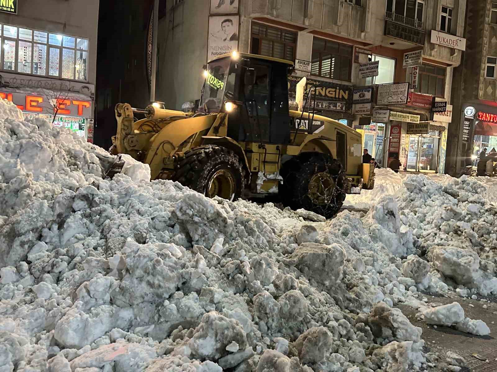 Vatandaşlar çatıdaki kar kütlelerini brandayla indirdi
