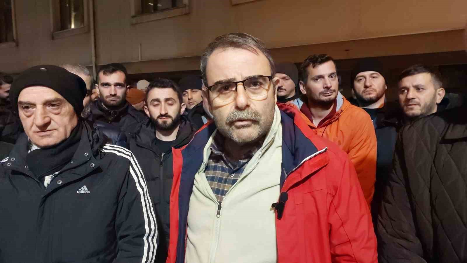 AKSA Çoruh Elektrik’te işçiler işten çıkarılan arkadaşları için il binasında toplandılar
