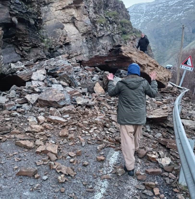 Hakkari &Ccedil;ukurca yolunda heyelan, yol ulaşıma kapandı
