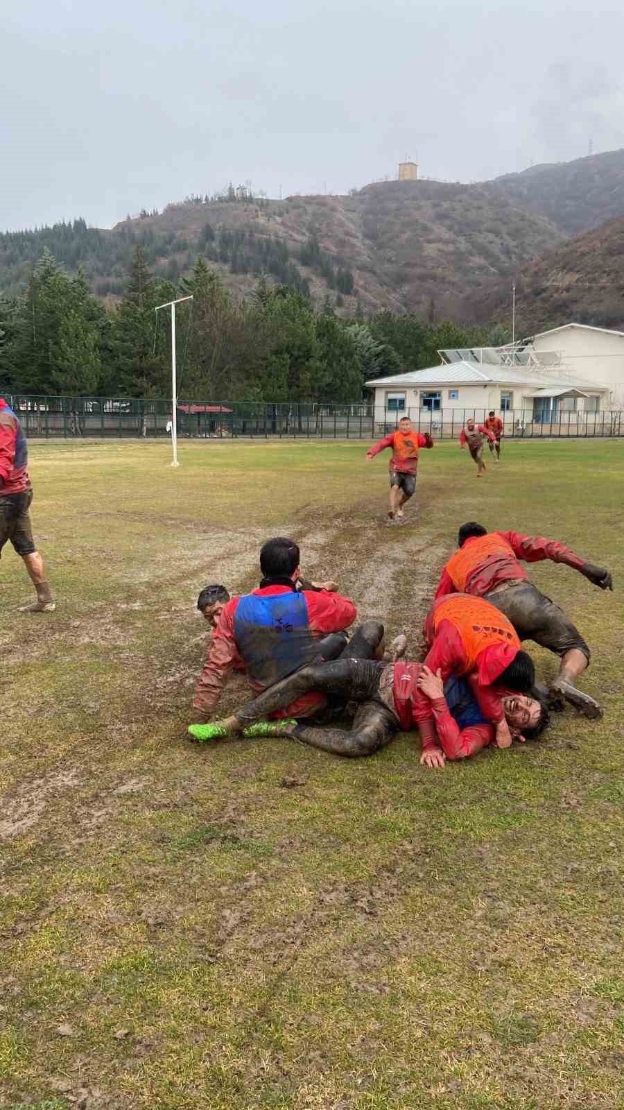 Futbolcular, ligin ikinci yarısının başlamasını çamurda sevinerek kutladı
