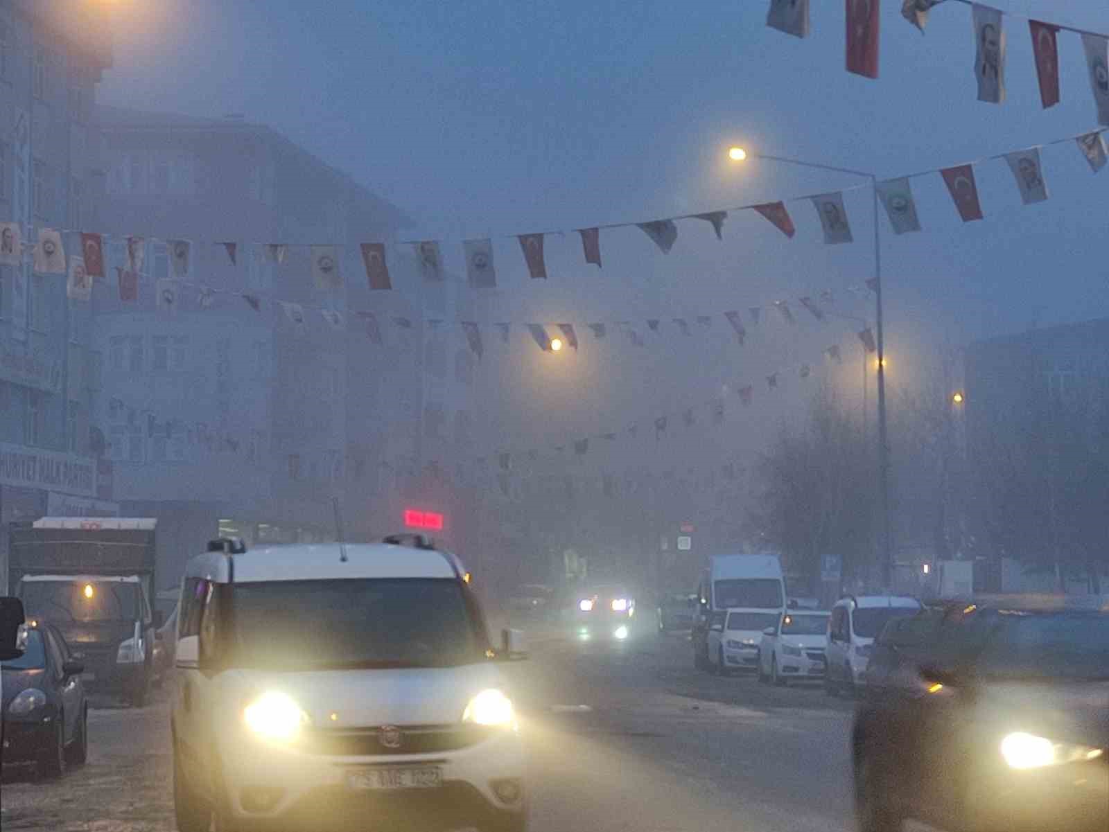 Ardahan’da yoğun sis görüş mesafesini 20 metreye kadar düşürdü
