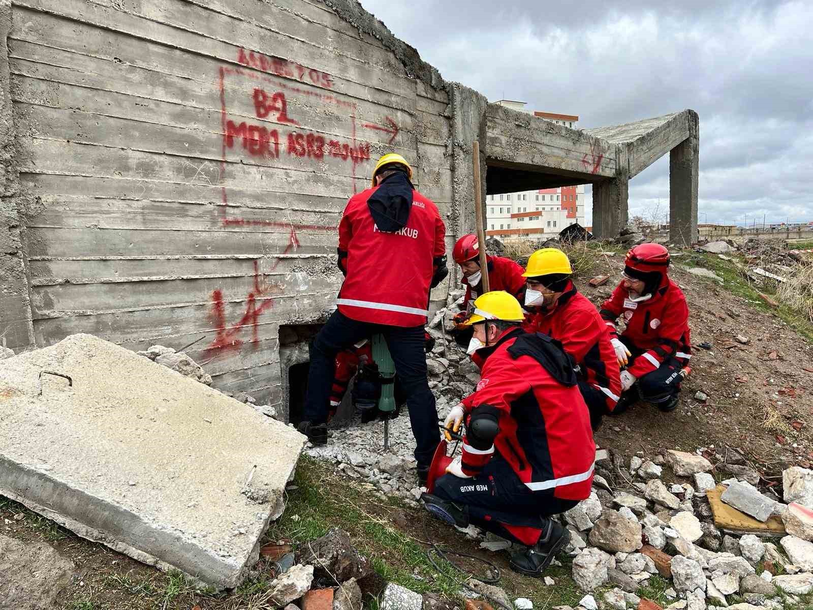 &Ouml;ğretmen arama kurtarma g&ouml;n&uuml;ll&uuml;leri eğitimleri tamamladı
