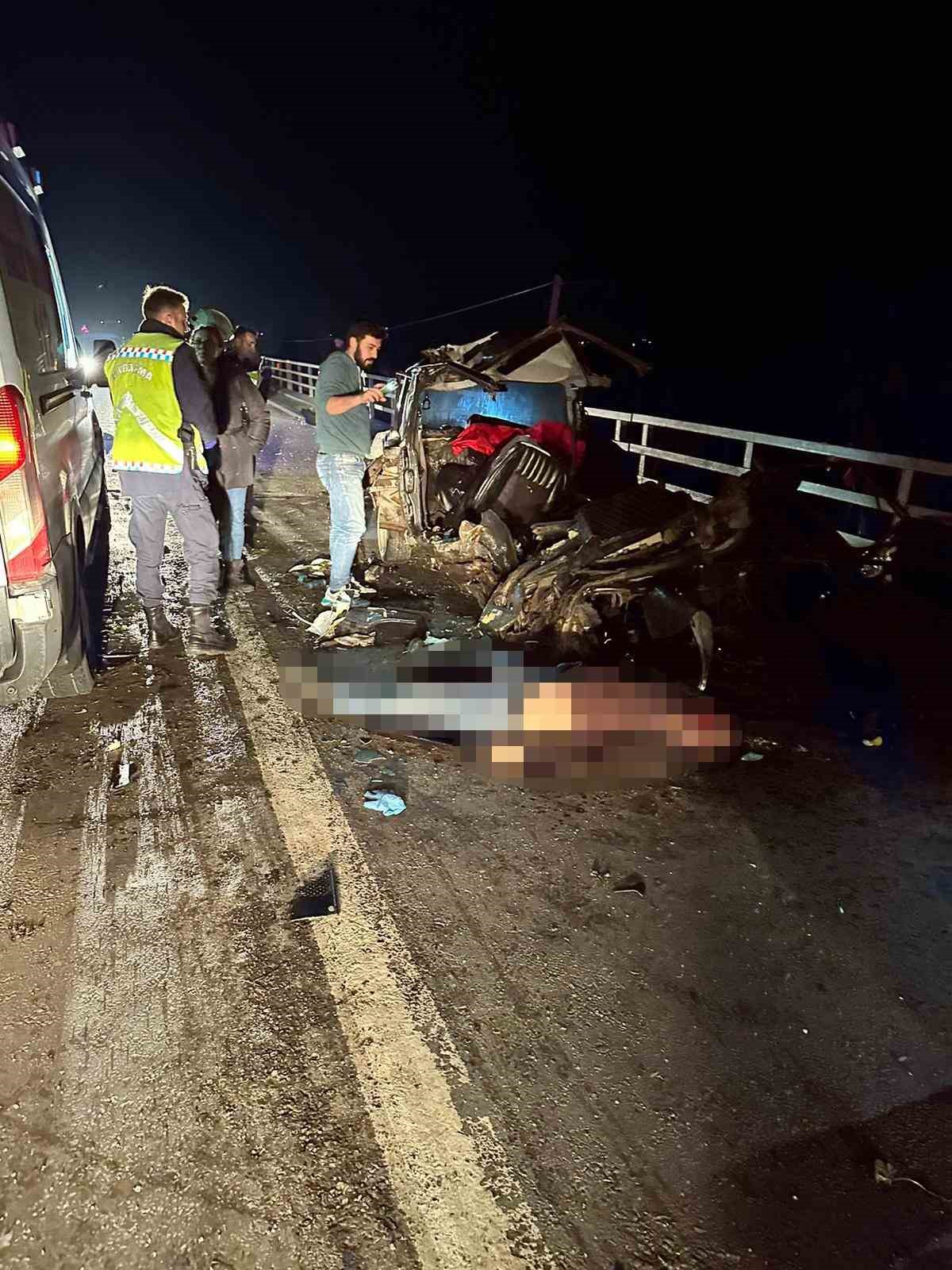 İzmir’deki kazada Tofaş marka otomobil ikiye bölündü: 2 ölü, 3 ağır yaralı
