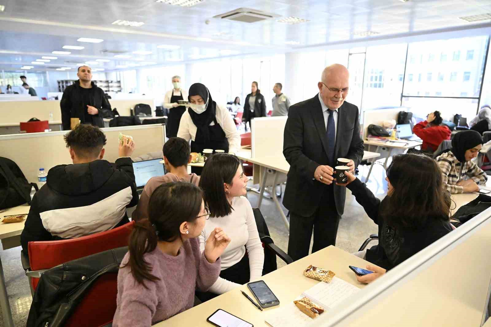 Rekt&ouml;r Savaş final haftasında &ouml;ğrencilere &ccedil;orba ikramı
