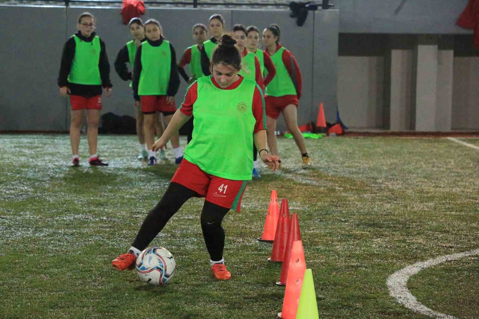 Yalovaspor Kadın Futbol Takımı ilk ma&ccedil;ına &ccedil;ıkmaya hazırlanıyor
