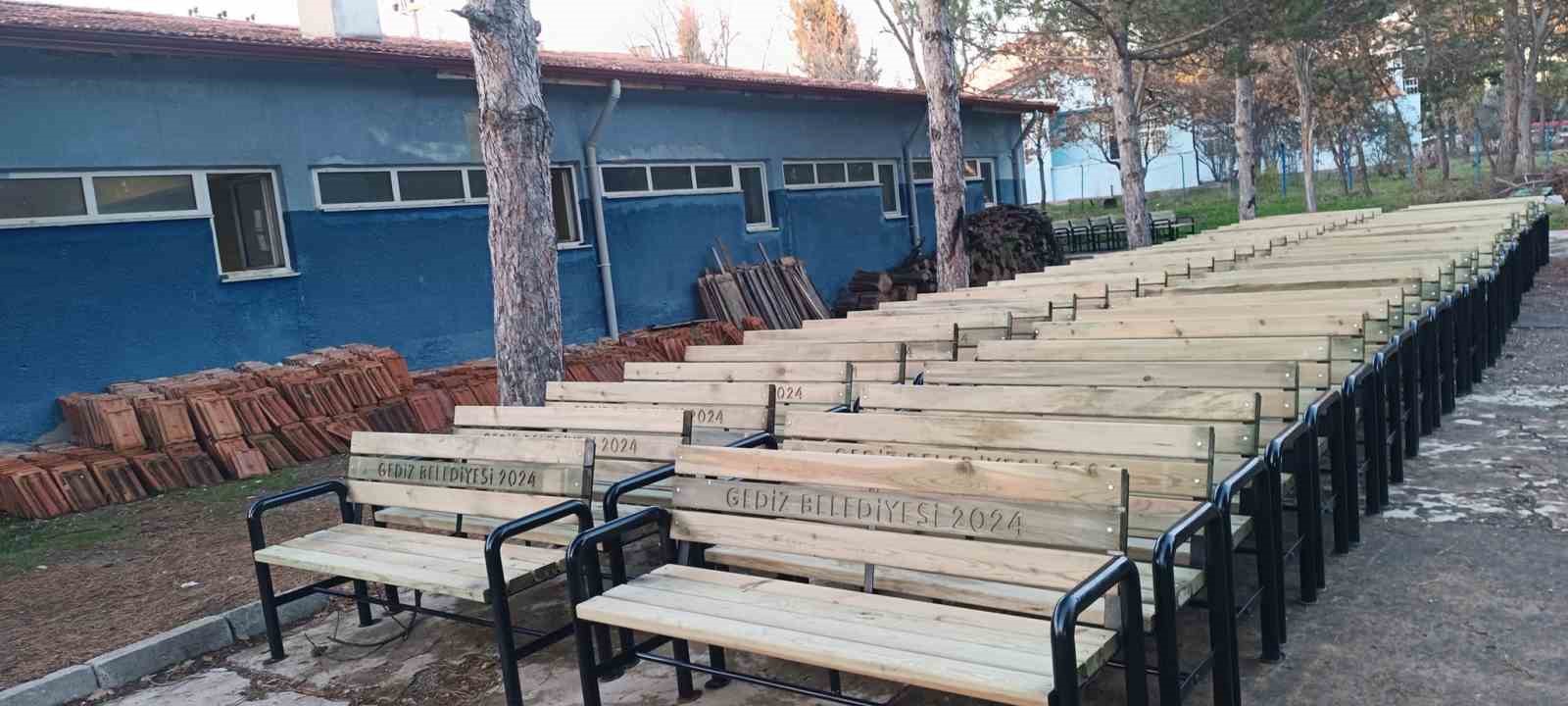 Gediz’de belediye destek veriyor, öğrenciler üretiyor