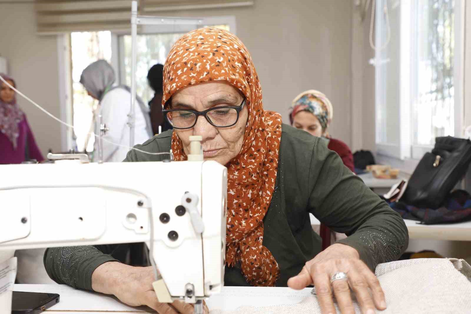 Akdeniz Belediyesinin kurslarıyla oğluna &ccedil;eyiz diziyor
