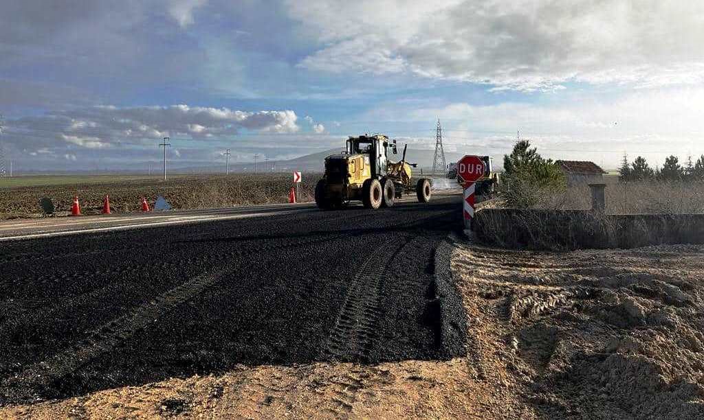 Altıntaş Kaymakamı ve Belediye Başkanı yol yapım &ccedil;alışmalarını inceledi
