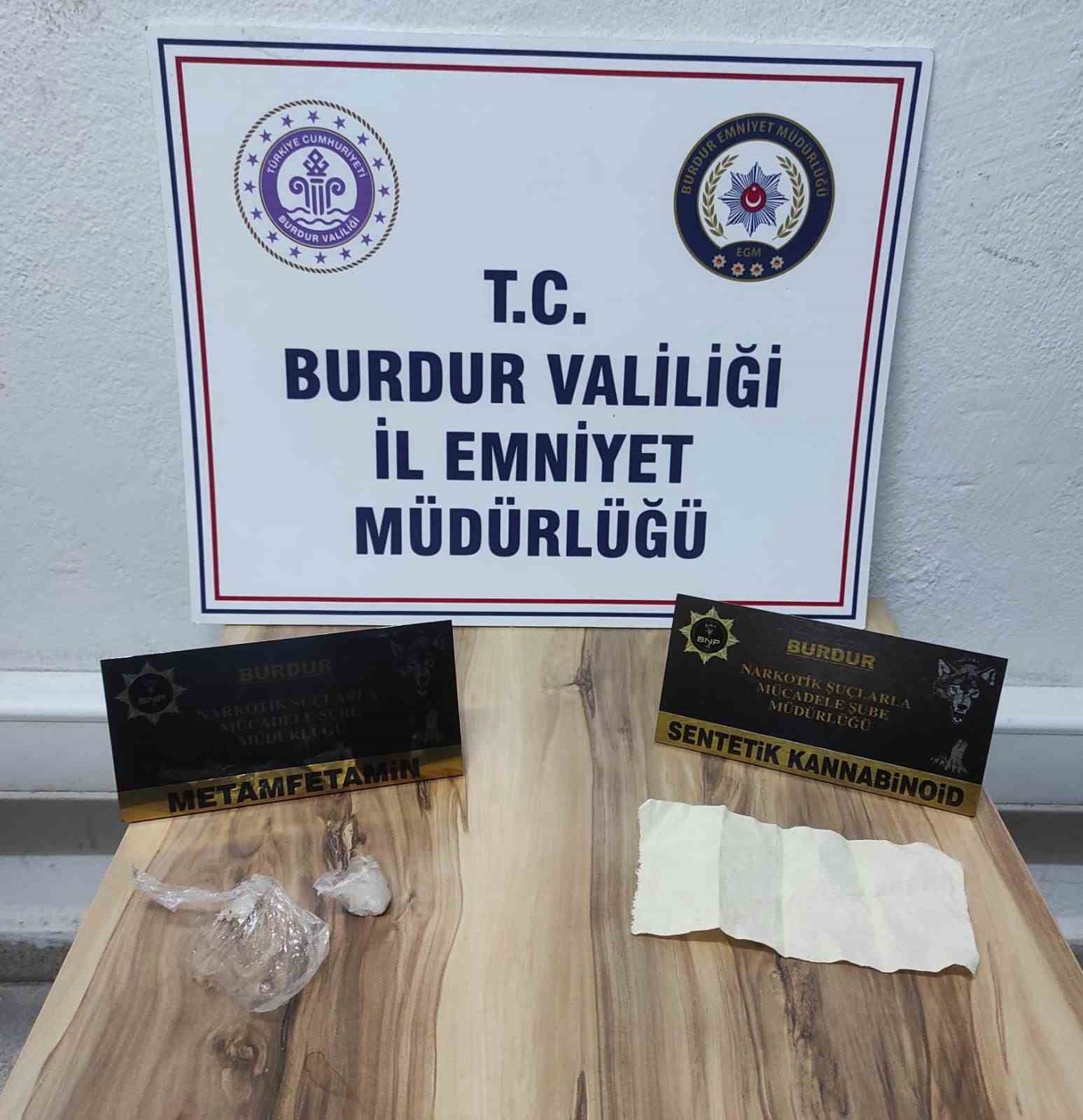 Burdur&rsquo;da durdurulan ara&ccedil;ta uyuşturucu &ccedil;ıktı, 2 şahıs tutuklandı
