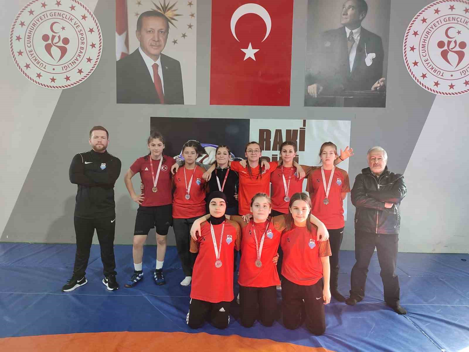 Yalova Belediyespor Kız Güreş Takımı’ndan büyük başarı