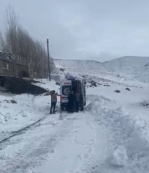 Muş’ta ekipler yolu kapanan köylerdeki hastalar için seferber oldu