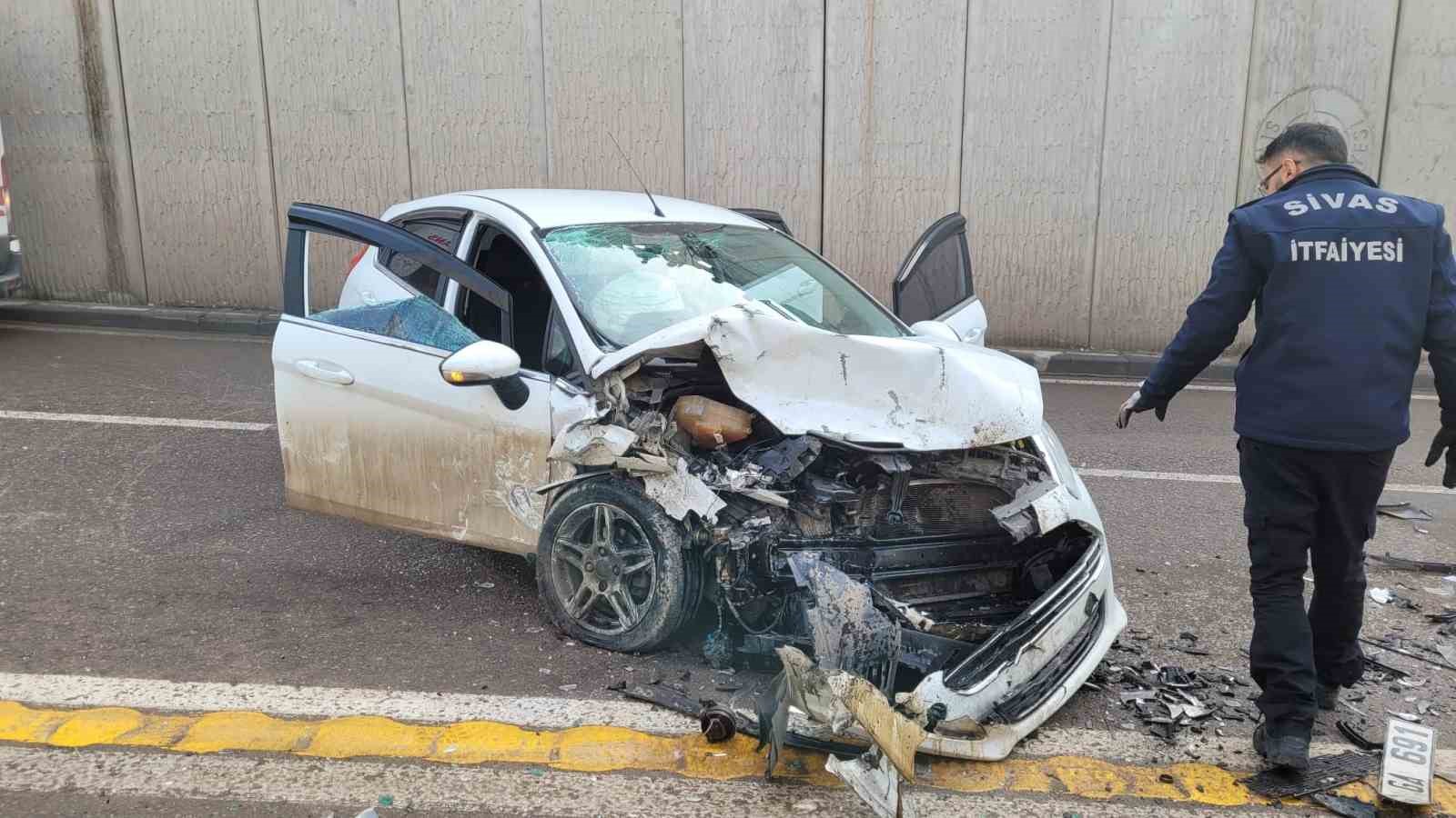 Sivas’ta otomobiller kafa kafaya çarpıştı: 1’i ağır 3 yaralı