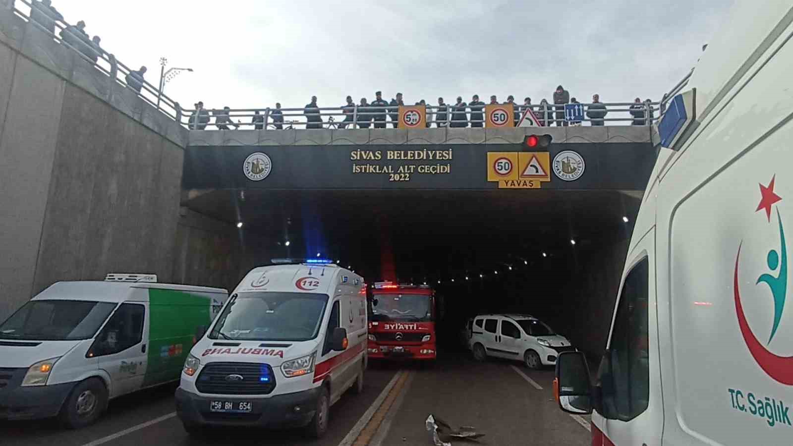 Sivas&rsquo;ta otomobiller kafa kafaya &ccedil;arpıştı: 1&rsquo;i ağır 3 yaralı
