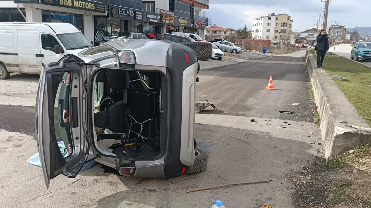 Minib&uuml;sle &ccedil;arpışan otomobil yan yattı: 1 yaralı
