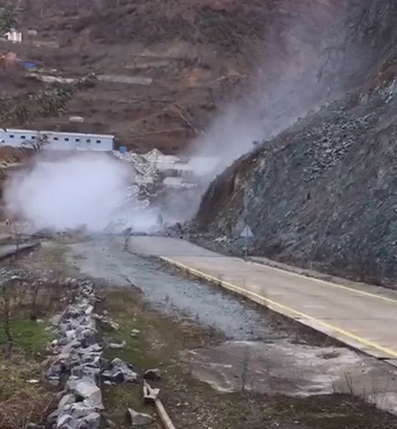 Artvin’de heyelan anı görüntülendi