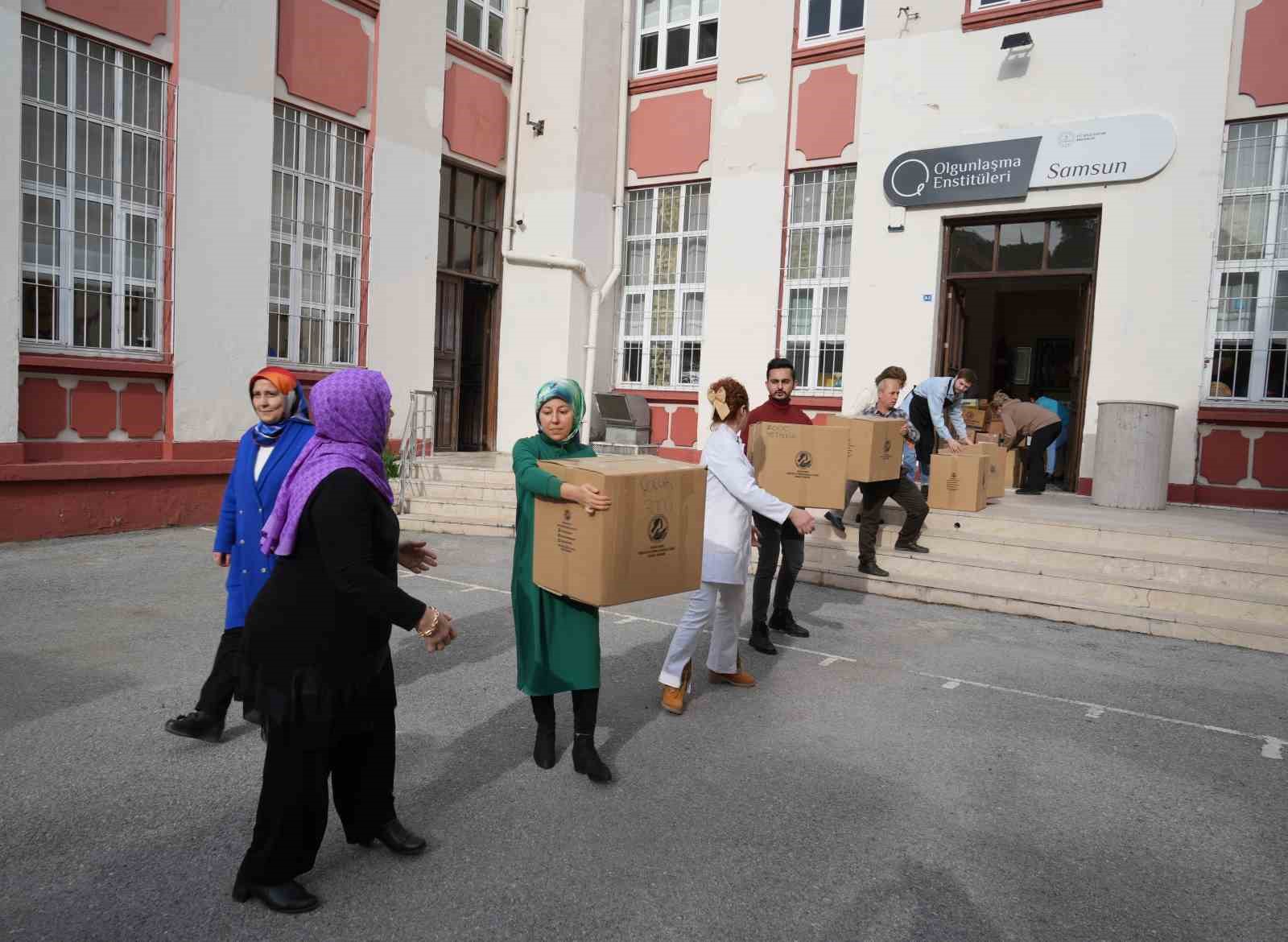 Dikiş makineleri Gazze i&ccedil;in &ccedil;alıştı: Kolilerce yardım malzemesi Samsun&rsquo;dan yola &ccedil;ıktı
