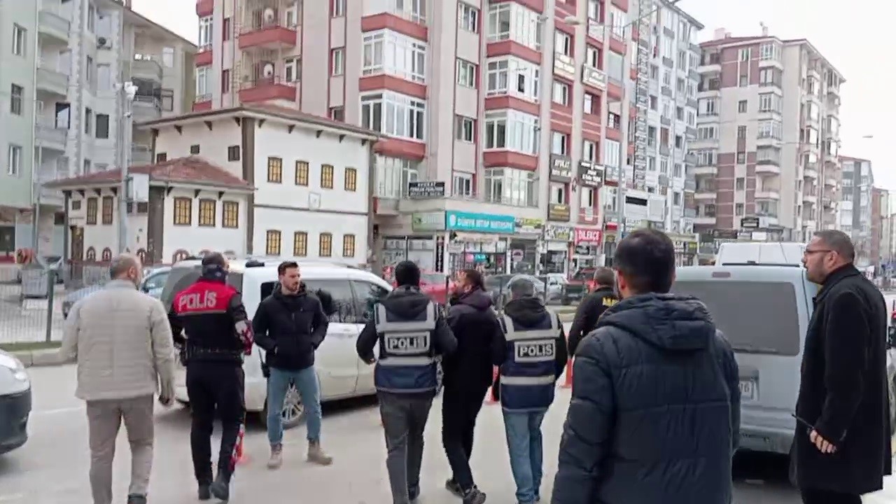 Ankara’da araçtan 193 bin dolar çalan hırsızlar Çorum’da yakalandı