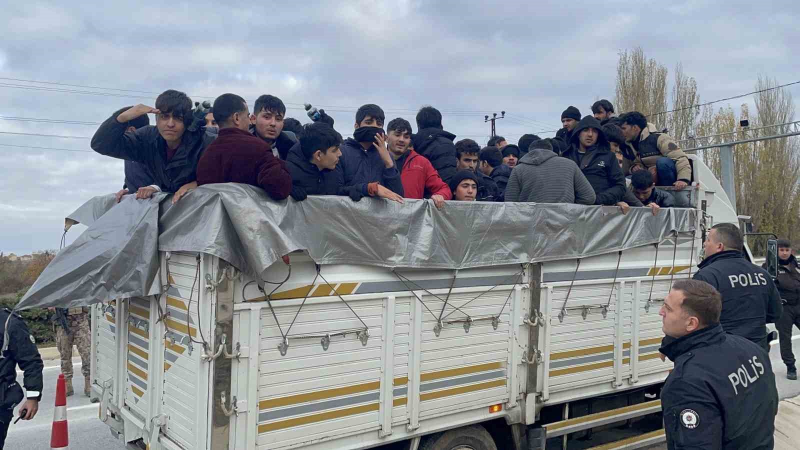 Kırklareli’de göçmen kaçakçılığı yapan sanıklara hapis ve para cezası