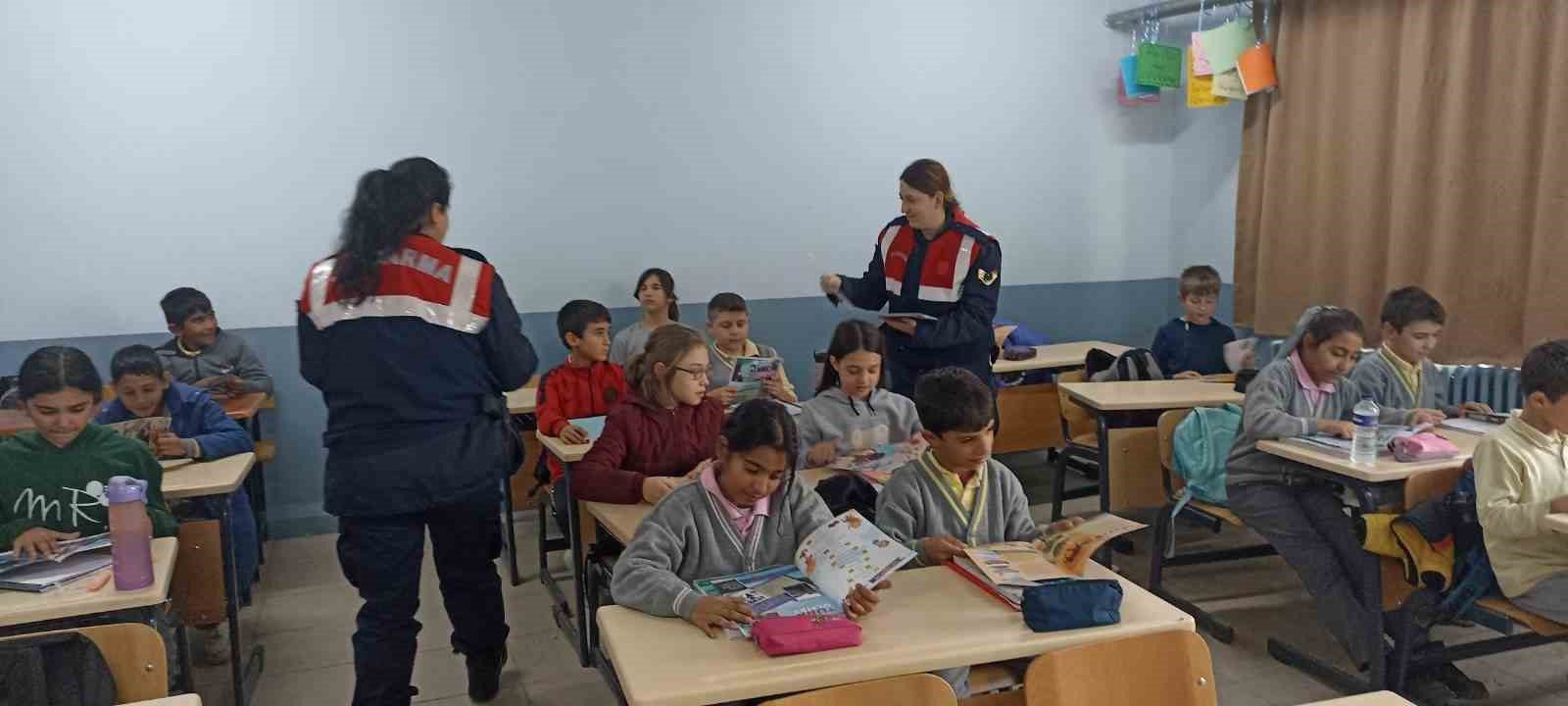 Edirne Jandarması çocukların yanında