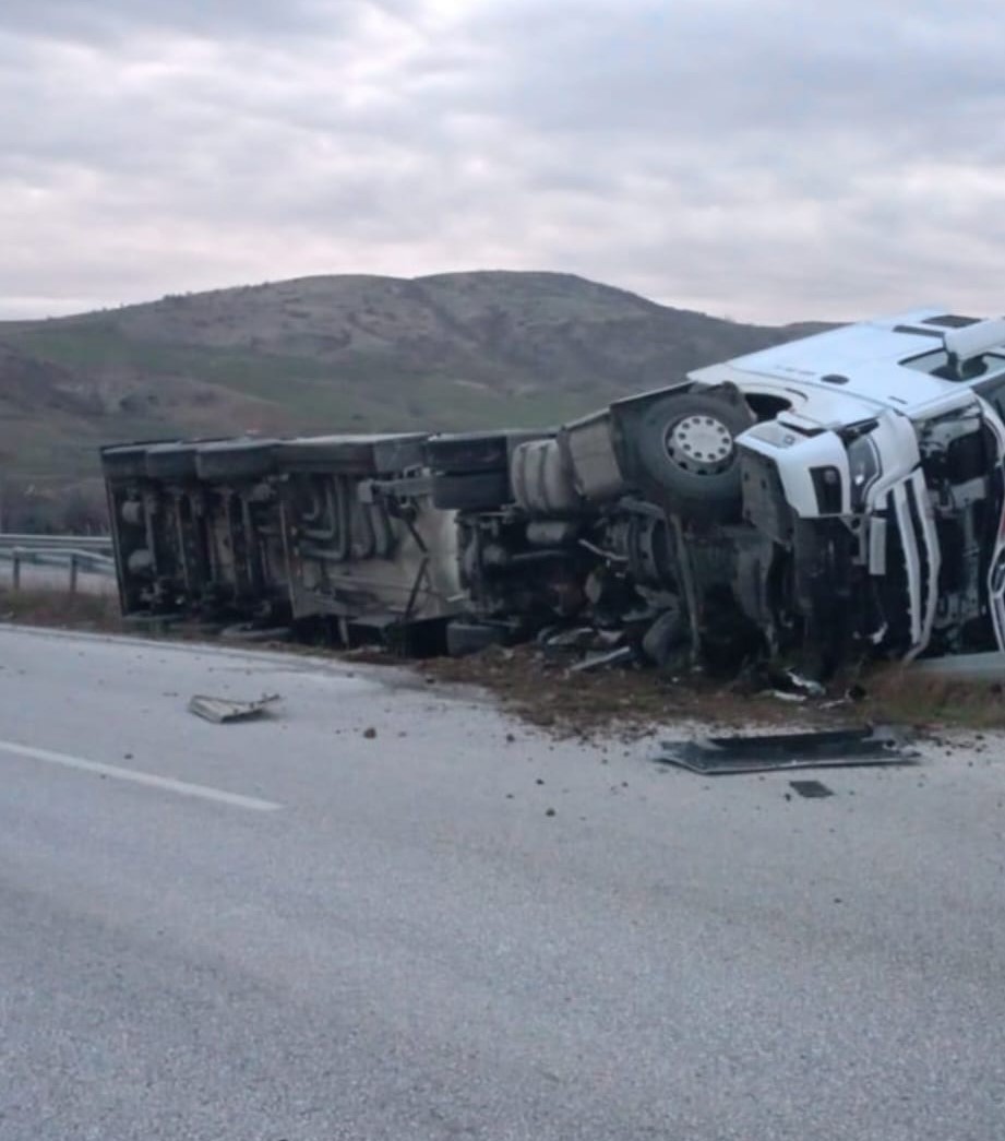 Akaryakıt y&uuml;kl&uuml; tanker devrildi: &Ccedil;orum-Ankara karayolu trafiğe kapatıldı
