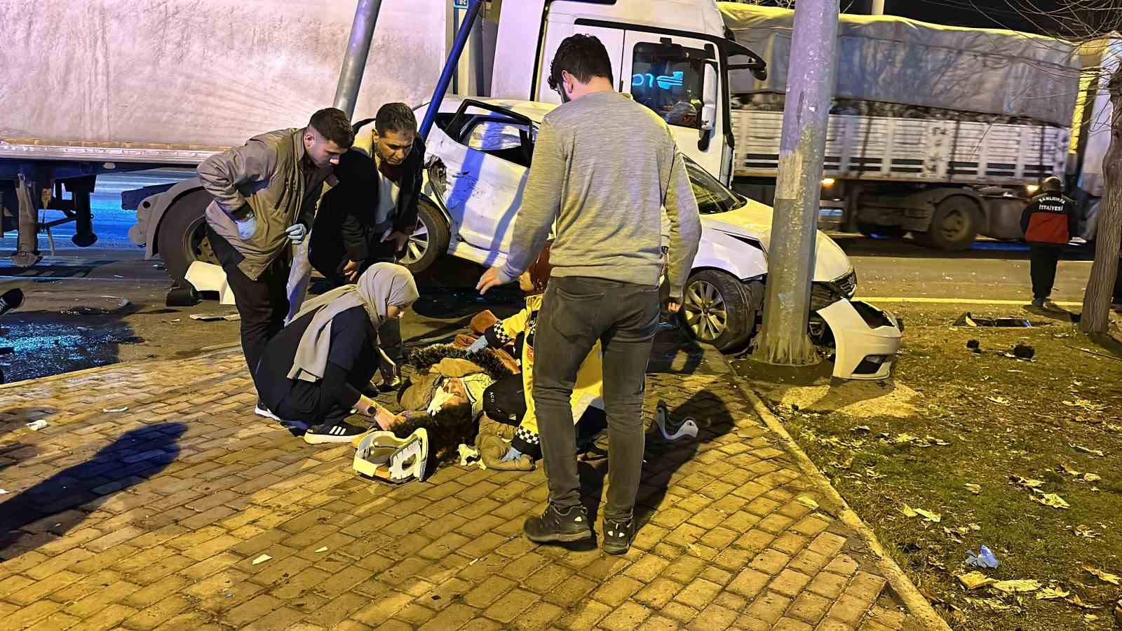 Siverek’te tır ile otomobil çarpıştı: 1 ölü, 4 yaralı