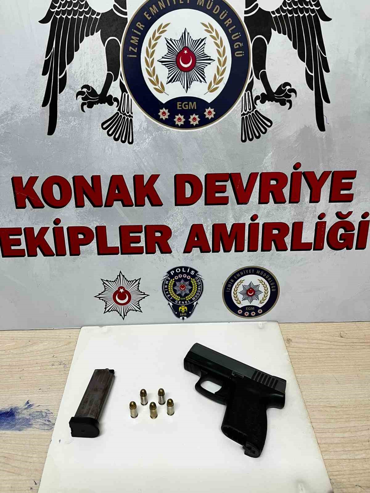 Konak polisinden zehir tacirlerine baskın: 4 gözaltı