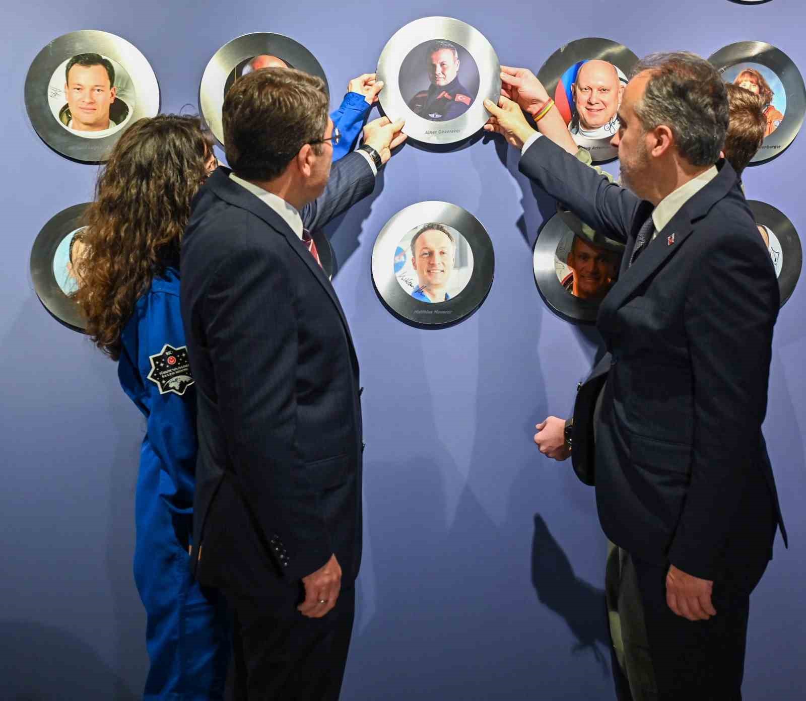 Adalet Bakanı Yılmaz Tun&ccedil;, Alper Gezeravcı&rsquo;nın uzay yolcuğunu Bursalı &ccedil;ocuklarla izledi
