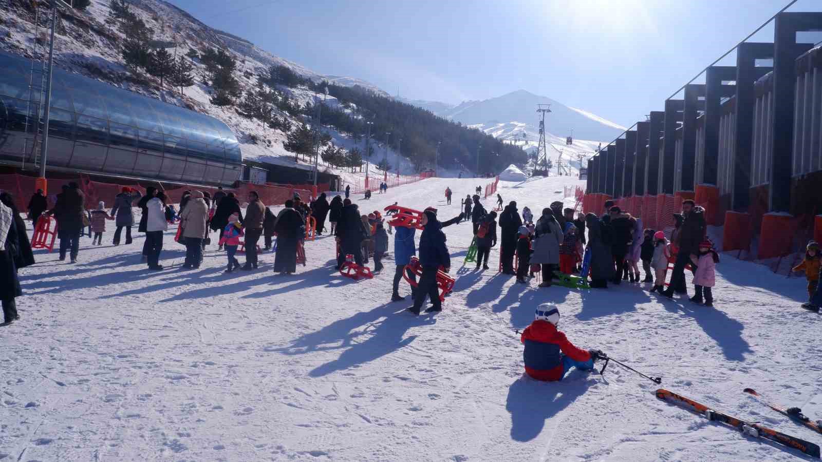 Paland&ouml;ken s&ouml;mestir tatiline erken girdi
