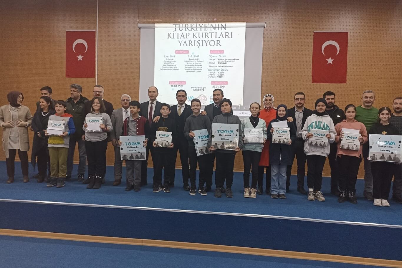 Simav’da kitap okuma yarışmasında dereceye giren öğrenciler ödüllendirildi