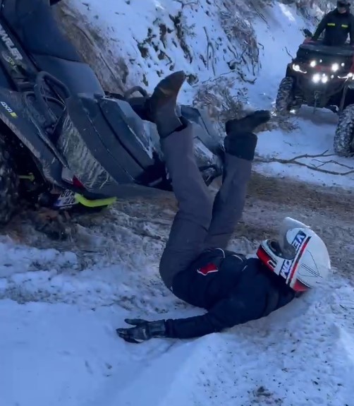 ATV&rsquo;den d&uuml;şen arkadaşını kahkahayla izledi
