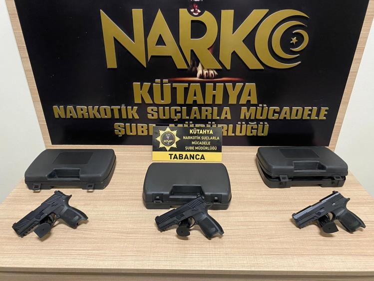 Kütahya’da kiralık araçta 3 adet ruhsatsız tabanca ele geçirildi