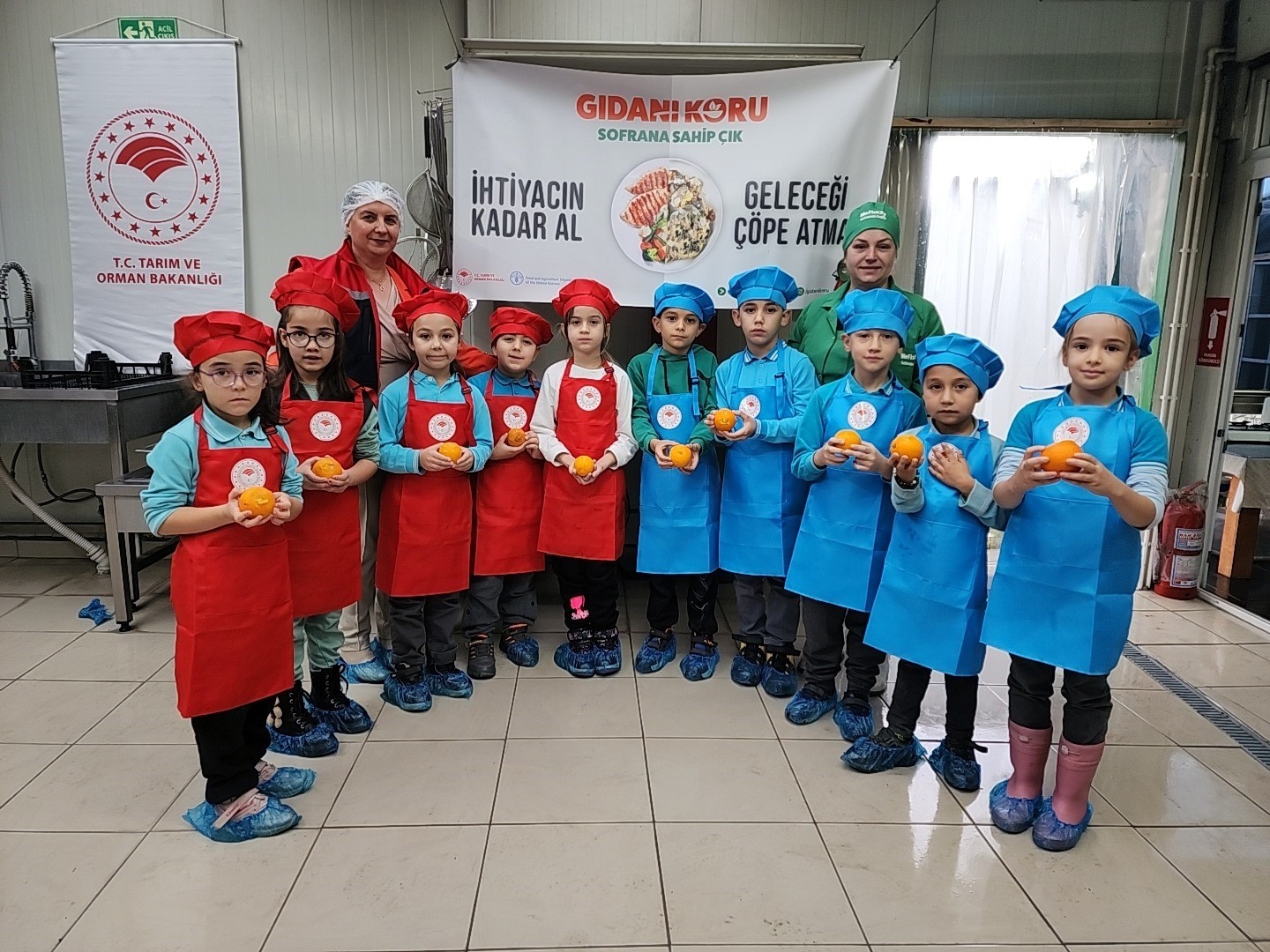 Minik &ouml;ğrenciler gıda israfını &ouml;nlemek i&ccedil;in evde bulunan meyvelerden re&ccedil;el yaptı
