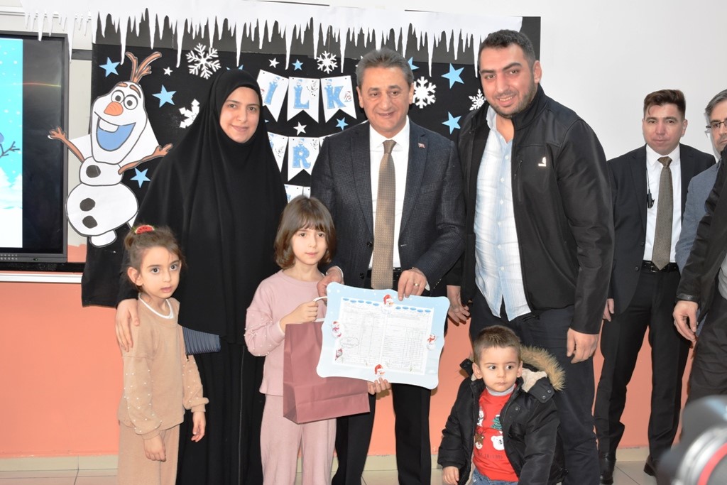 Bitlis&rsquo;te 94 bin &ouml;ğrenci karne heyecanı yaşadı
