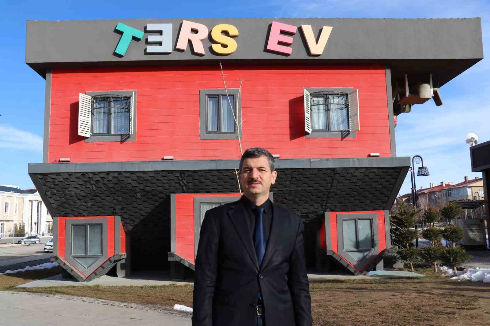 Ters evi 300 bin kişi ziyaret etti
