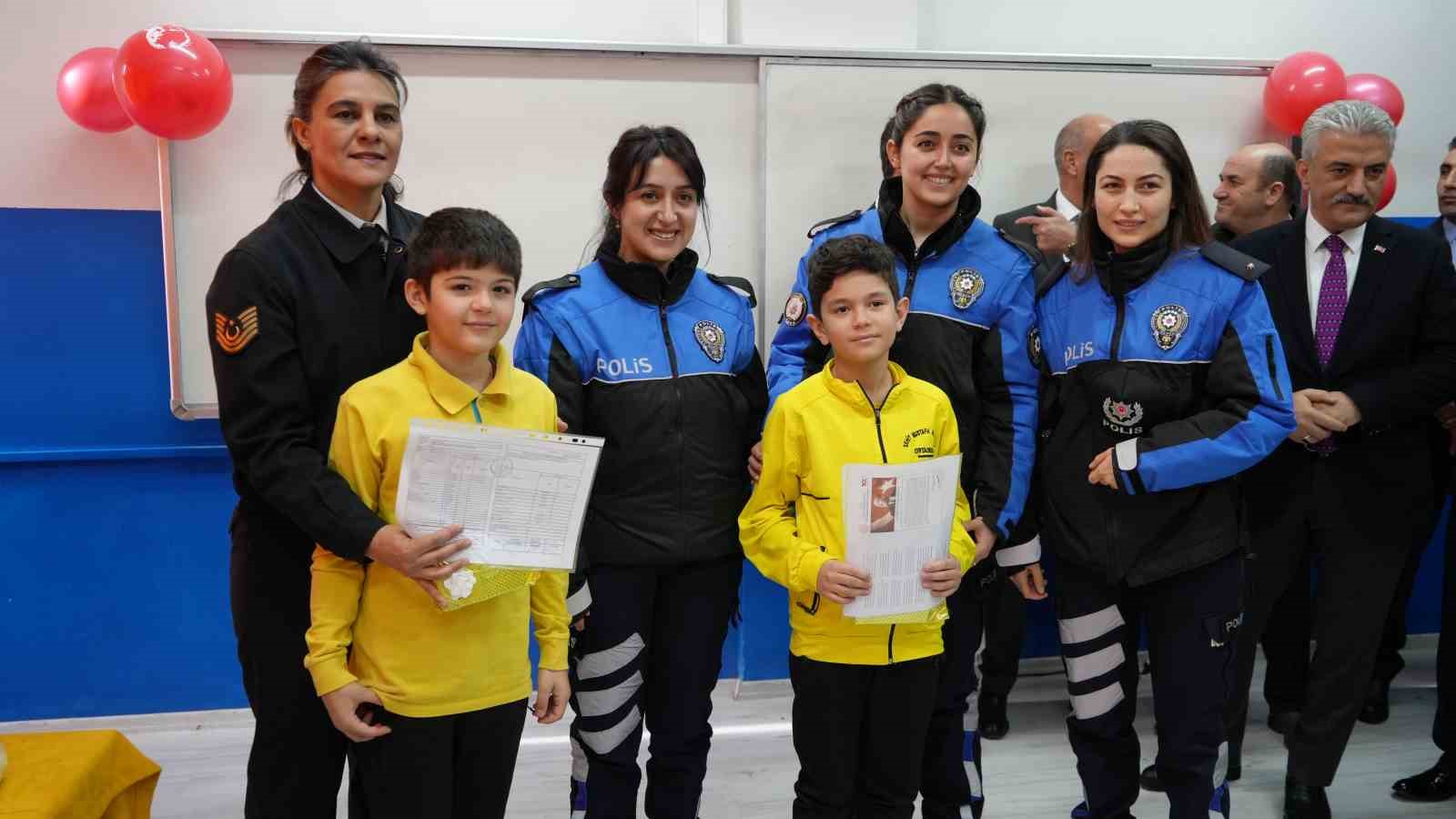 Kırıkkale&rsquo;de &ouml;ğrenciler karne heyecanı yaşadı
