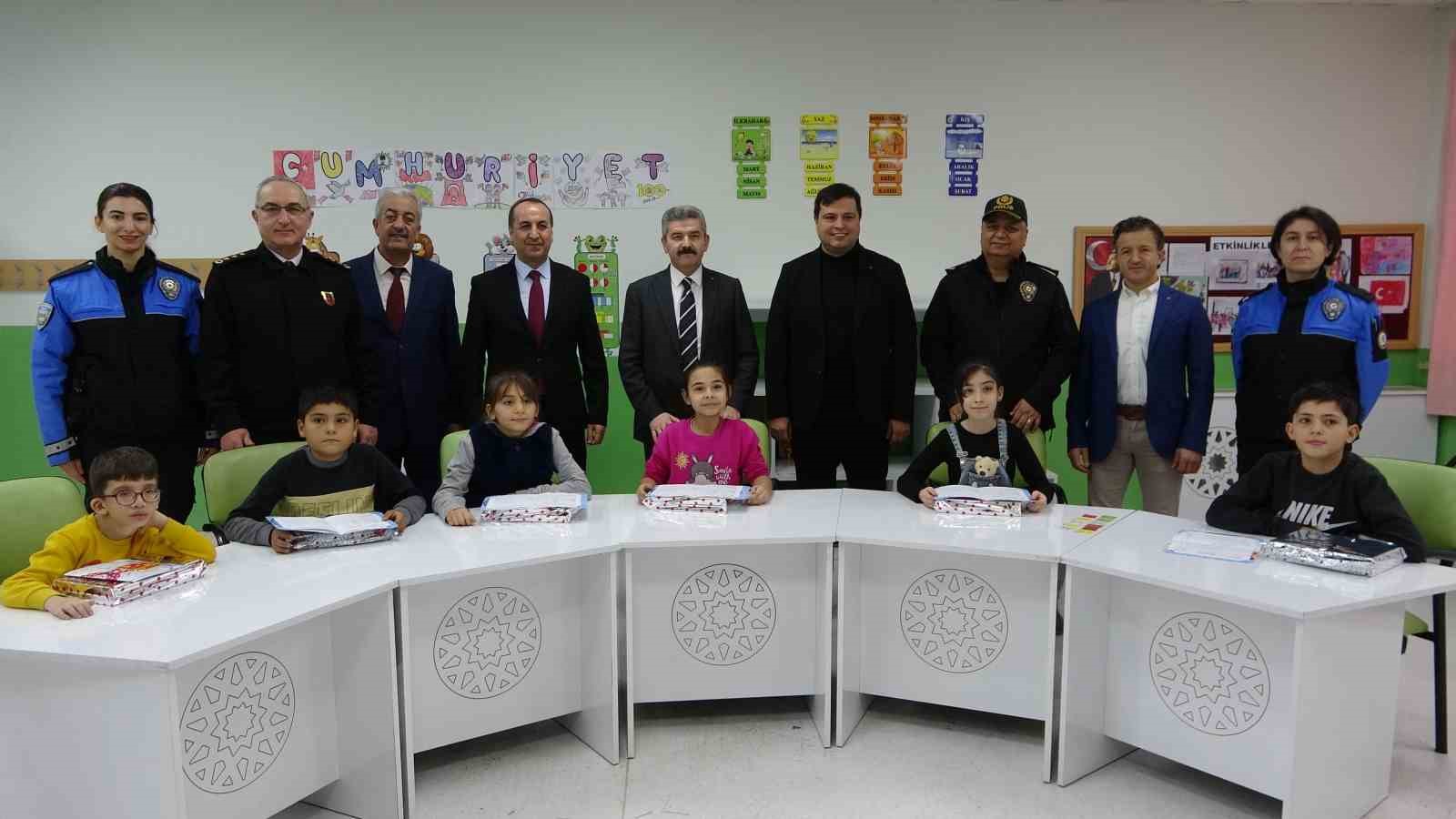 Yarıyıl tatiline giren &ouml;ğrenciler karnelerini Vali Erg&uuml;n&rsquo;&uuml;n elinden aldı
