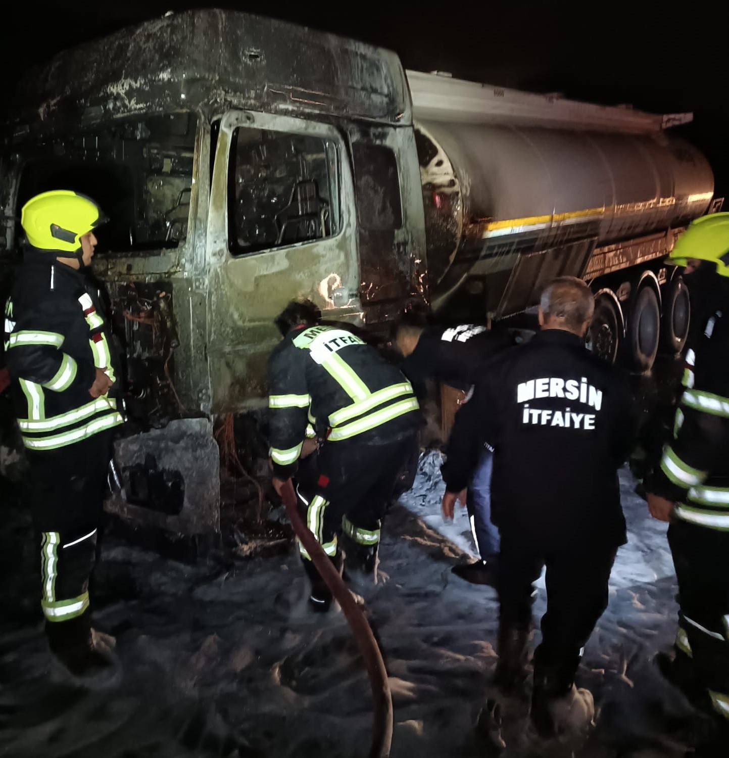 Yakıt dolu tanker yandı
