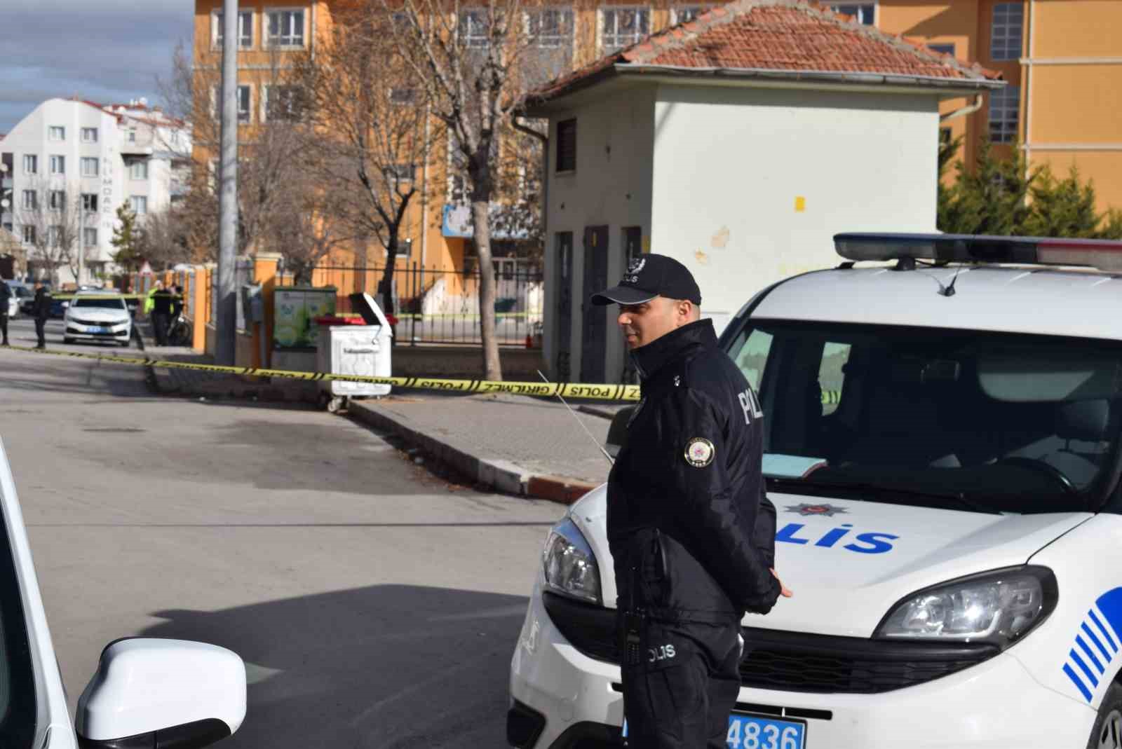 Karaman’da okulun bahçe duvarına bırakılan kadın çantası polisi alarma geçirdi