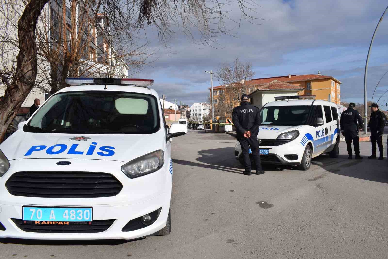 Karaman’da okulun bahçe duvarına bırakılan kadın çantası polisi alarma geçirdi
