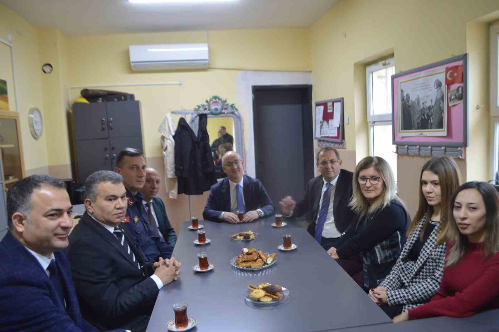 Ayvalık’ta öğrencilerin karne heyecanı