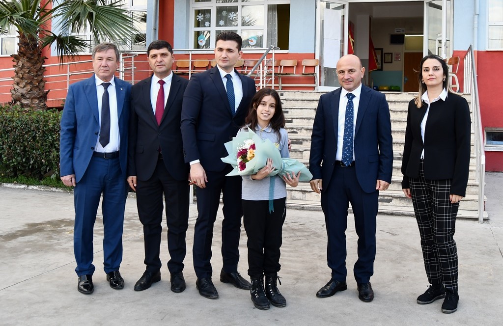 Altınova’da öğrencilerin karne sevinci