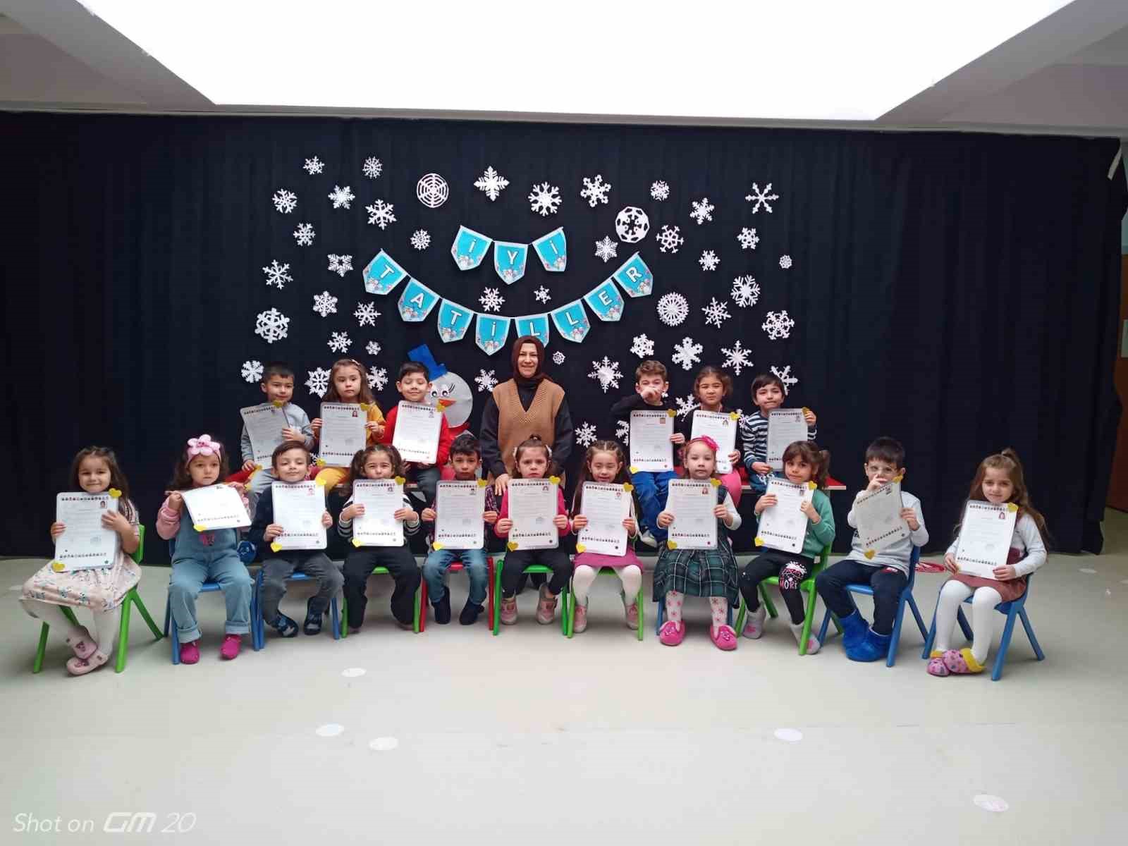 Hayatlarında ilk defa karne almanın heyecanını yaşadılar
