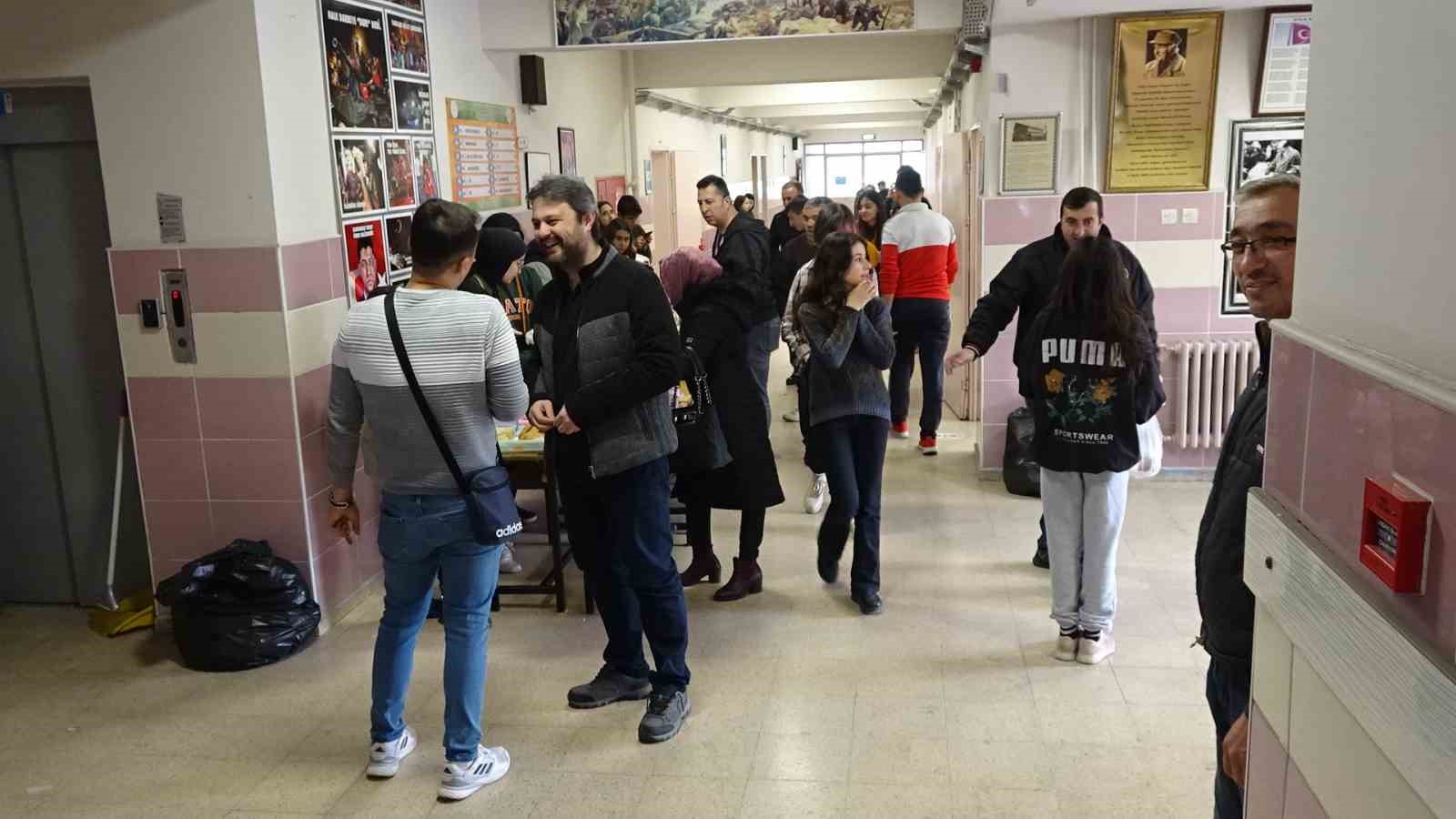 Ressam Abdullah Taktak Ortaokulundan Yardım Kapmanyası