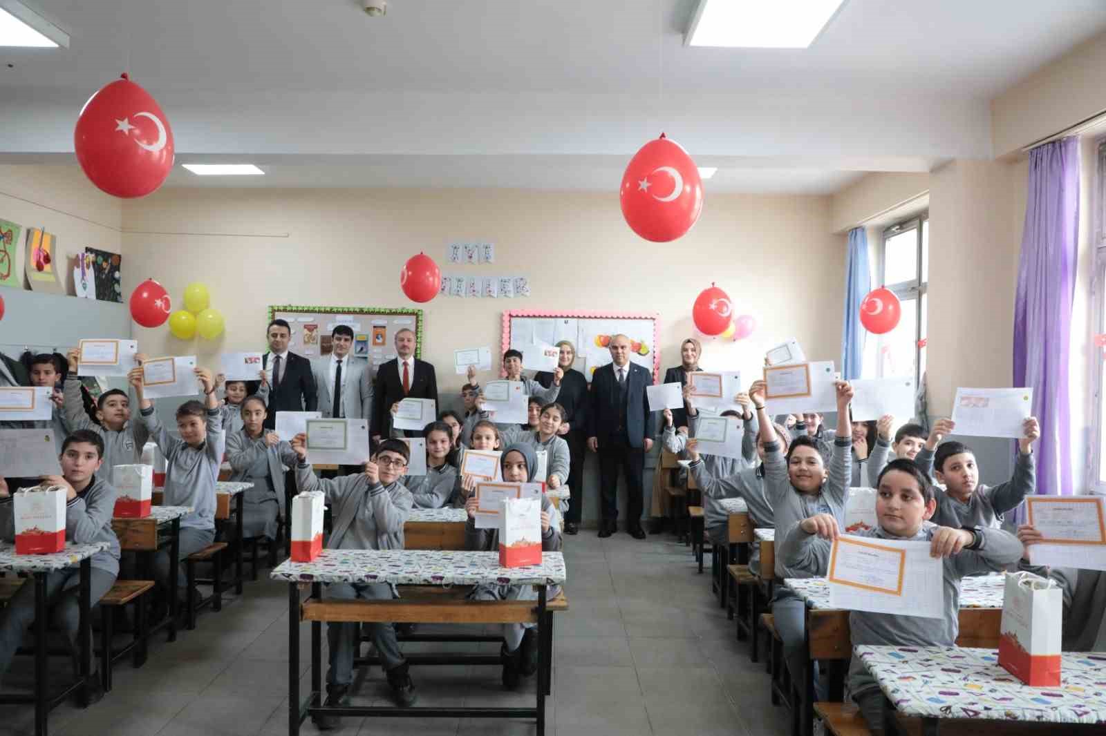 Ağrı’da yeniden okula kazandırılan çocuklar karne heyecanı yaşadı