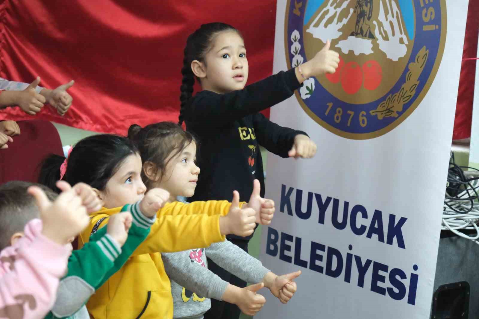 Kuyucak Belediyesi öğrencilerin yüzünü güldürdü