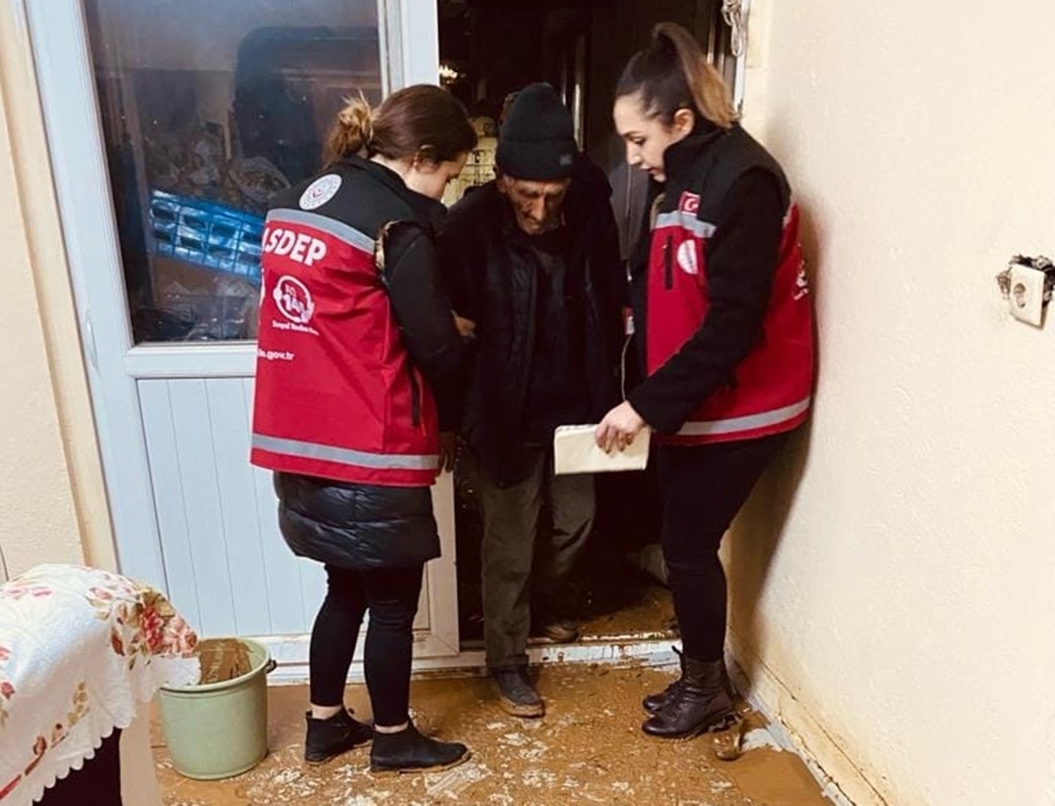 Ilıcabaşı Mahallesi’ndeki selin izleri sarılıyor
