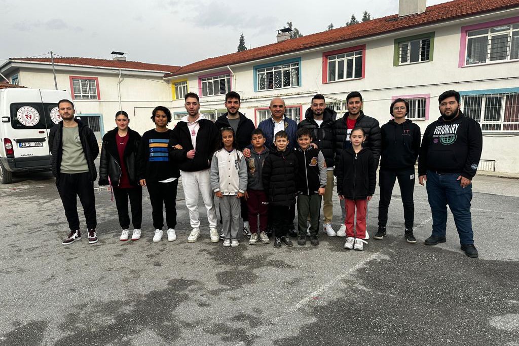 Geleceğin &ouml;ğretmenleri &ouml;ğrenciler i&ccedil;in bağış topladı
