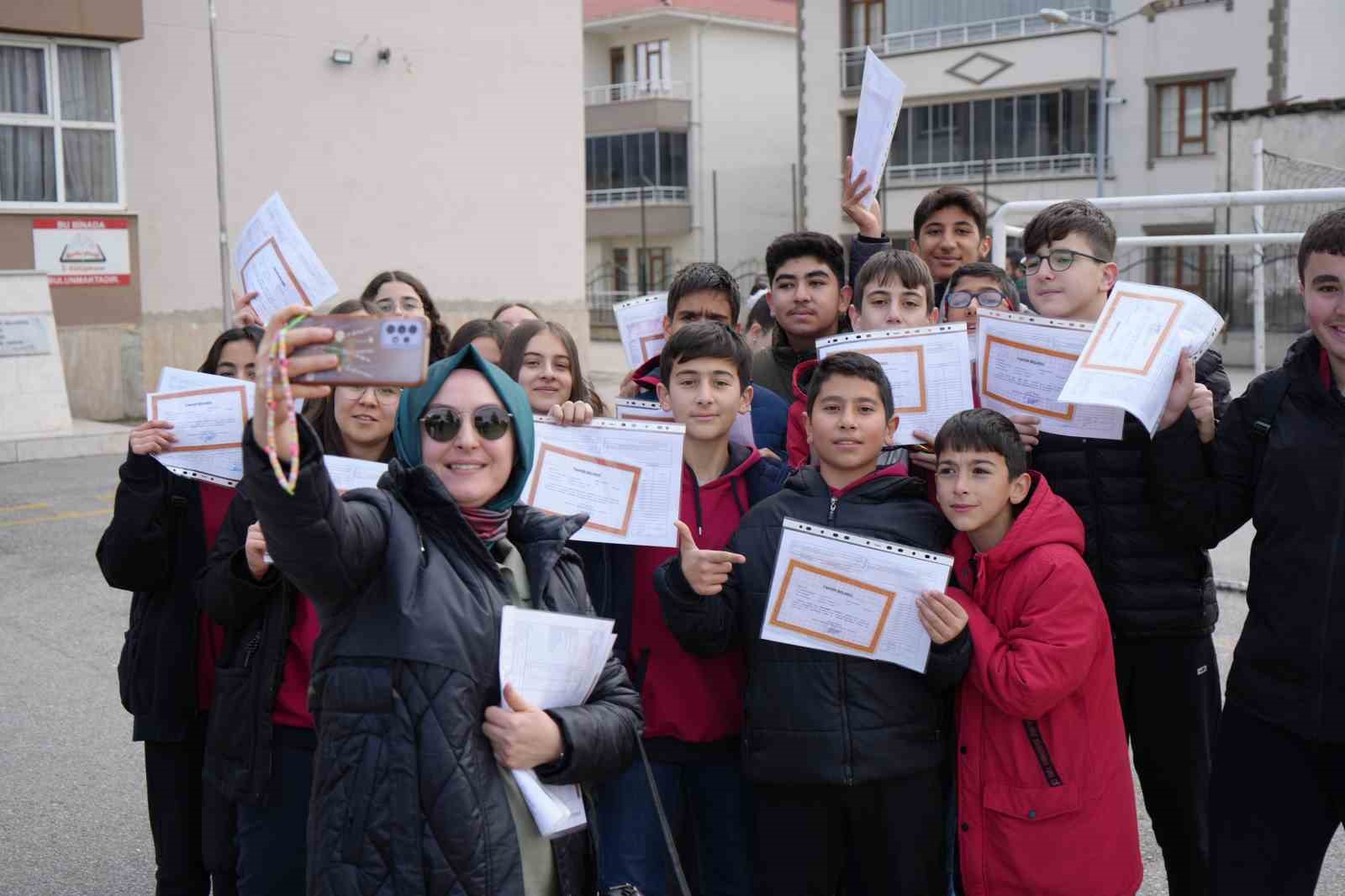 Erzincan’da öğrenciler karne heyecanı yaşadı